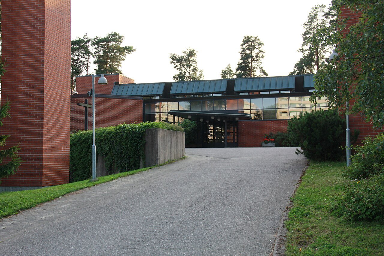 Kaarinan punatiilinen kirkko ja sisäänkäynti