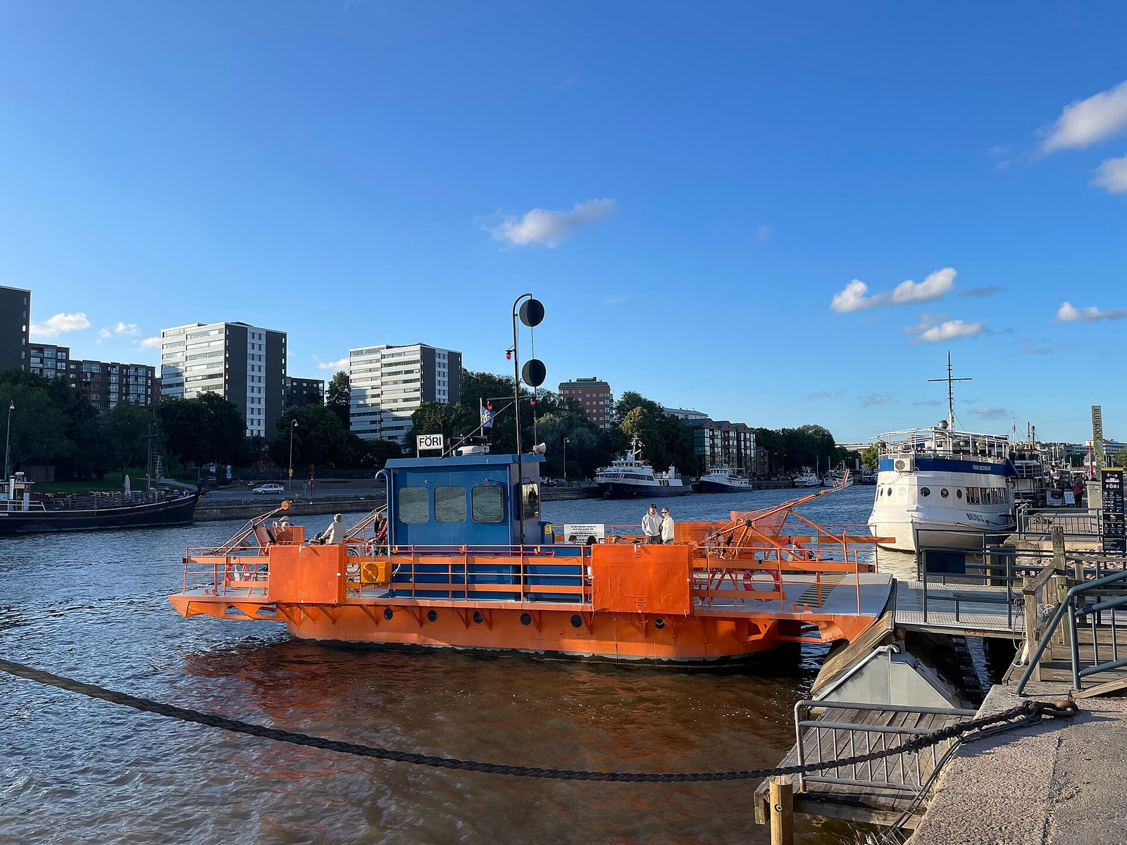 Oranssi ketjukäyttöinen jokilautta Föri Aurajoen rannassa