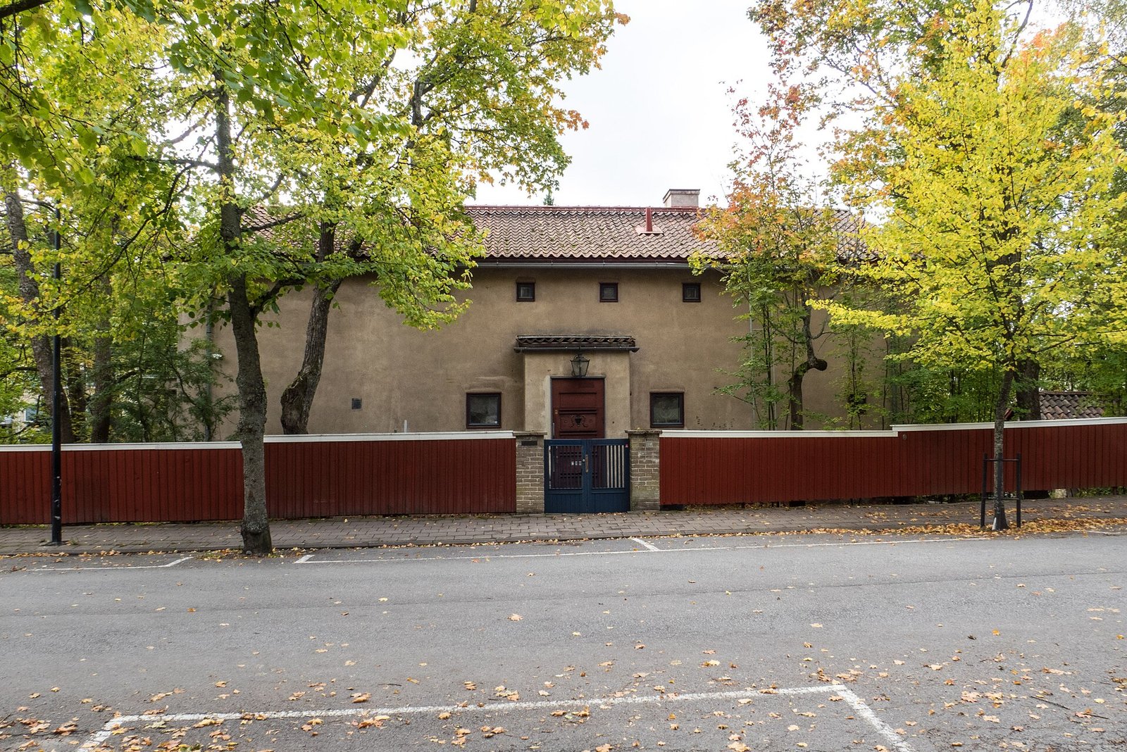 Casa Haartmanin julkisivu ja punainen aita Luostarinkadulla