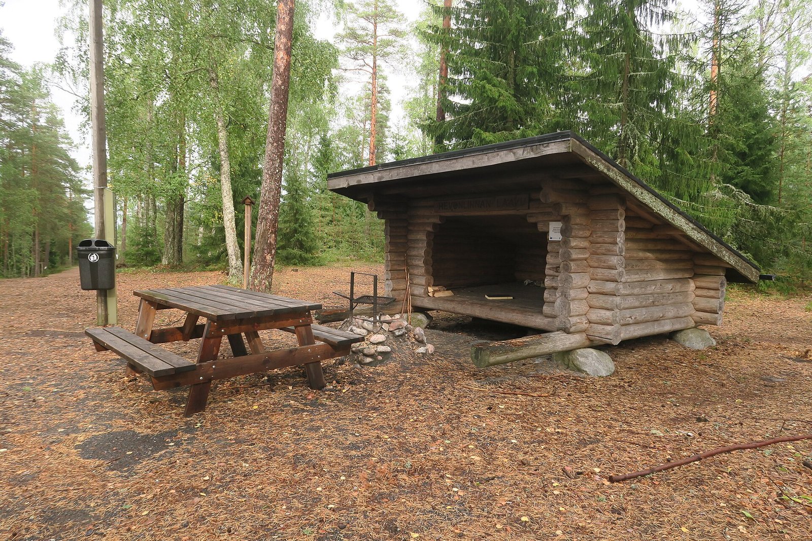 Hirsilavvu, nuotiopaikka ja eväspöytä Hevonlinnan harjulla