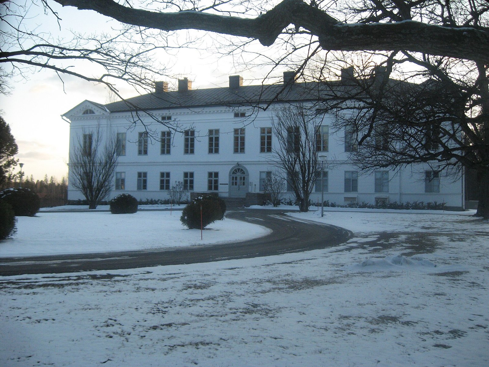 Jokioisten kartanon kaksikerroksinen uusklassinen päärakennus talvella