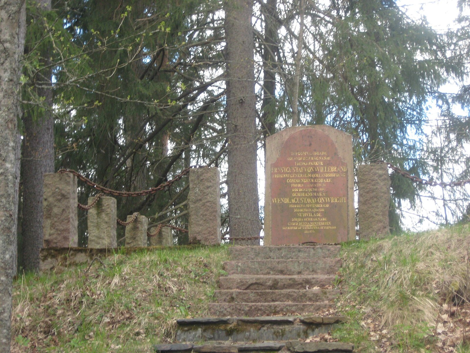 Willebrandin hautamuistomerkki kartanopuiston metsässä