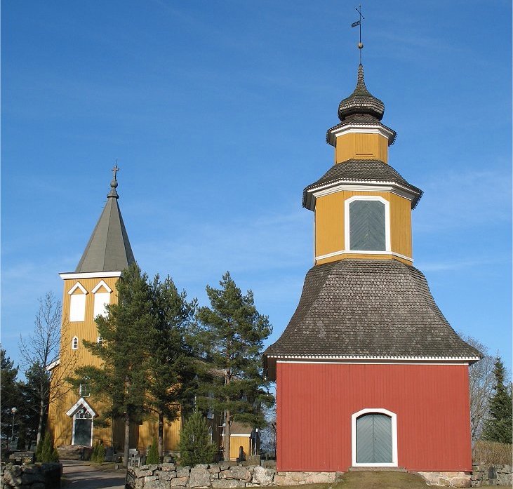 Keltainen Kiikalan puukirkko ja punainen kellotapuli