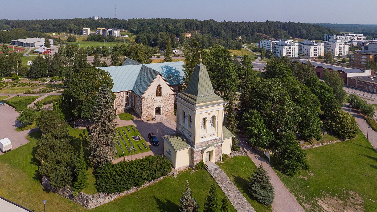 Kirkkonummen kirkko ja kirkonkylän ympäristöä ilmasta kuvattuna