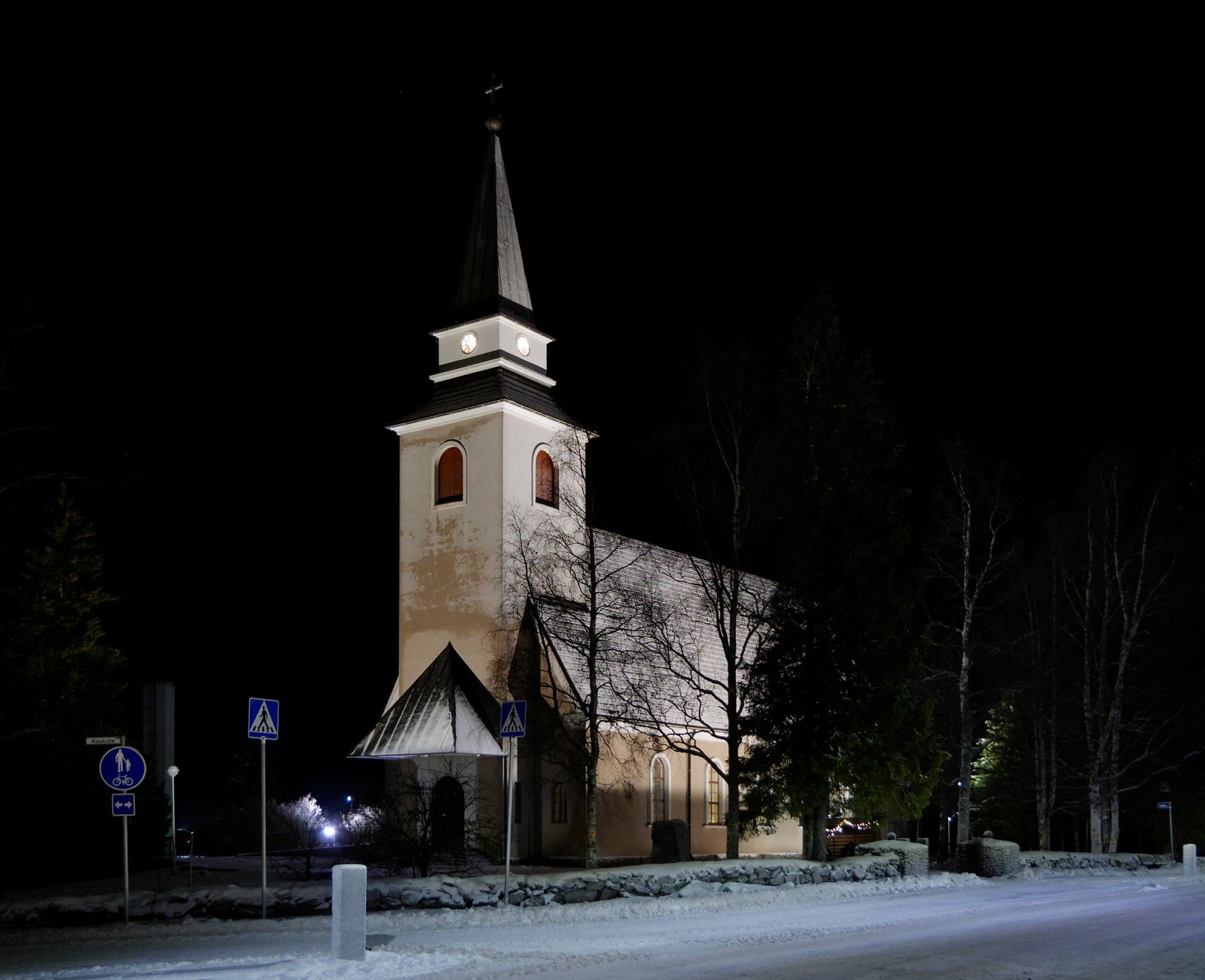Valaistu Alavieskan tiilikirkko ja kellotorni talviyössä
