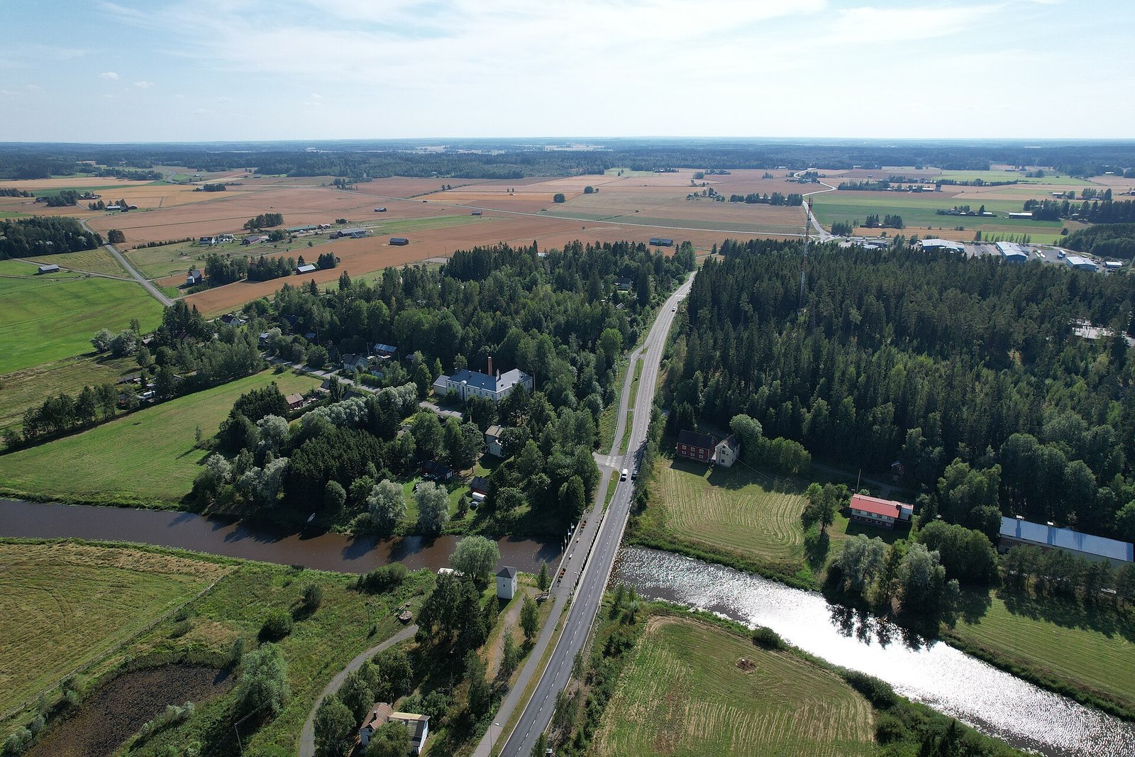 Ilmakuva Ypäjän kirkonkylästä ja Loimijoesta