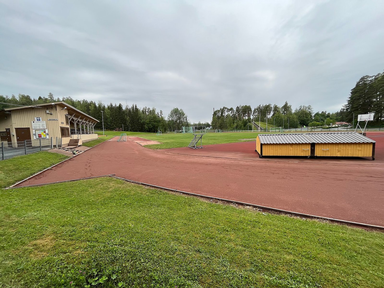 Jokioisten urheilukeskuksen punamurskainen yleisurheilukenttä