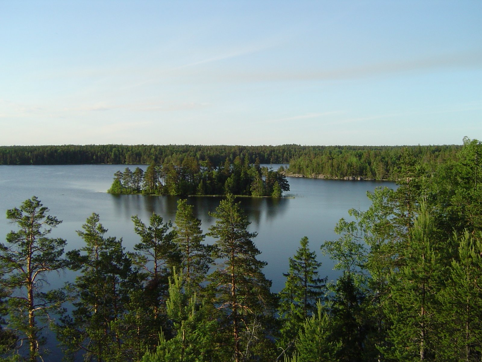 Meiko-järvi ja saari metsämaisemassa Kirkkonummella