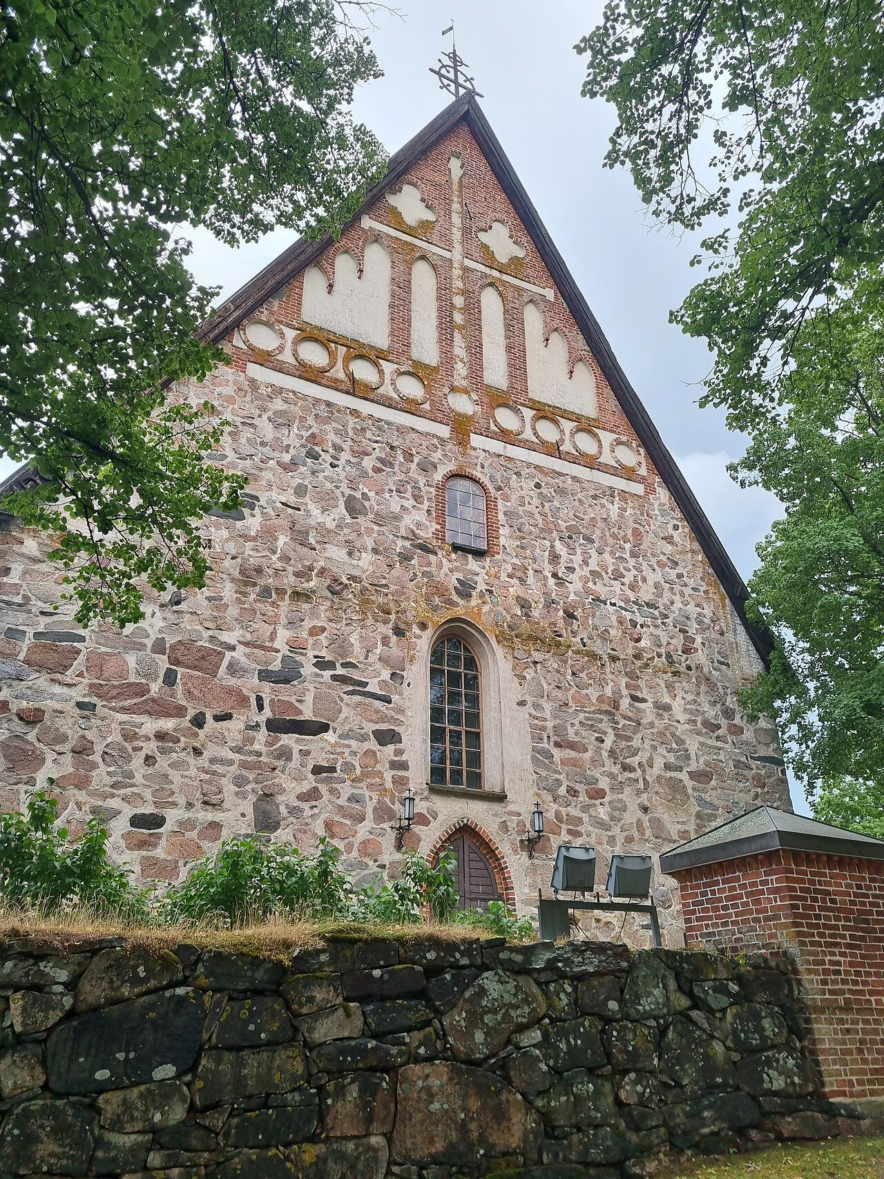Perniön keskiaikaisen kivikirkon itäpääty