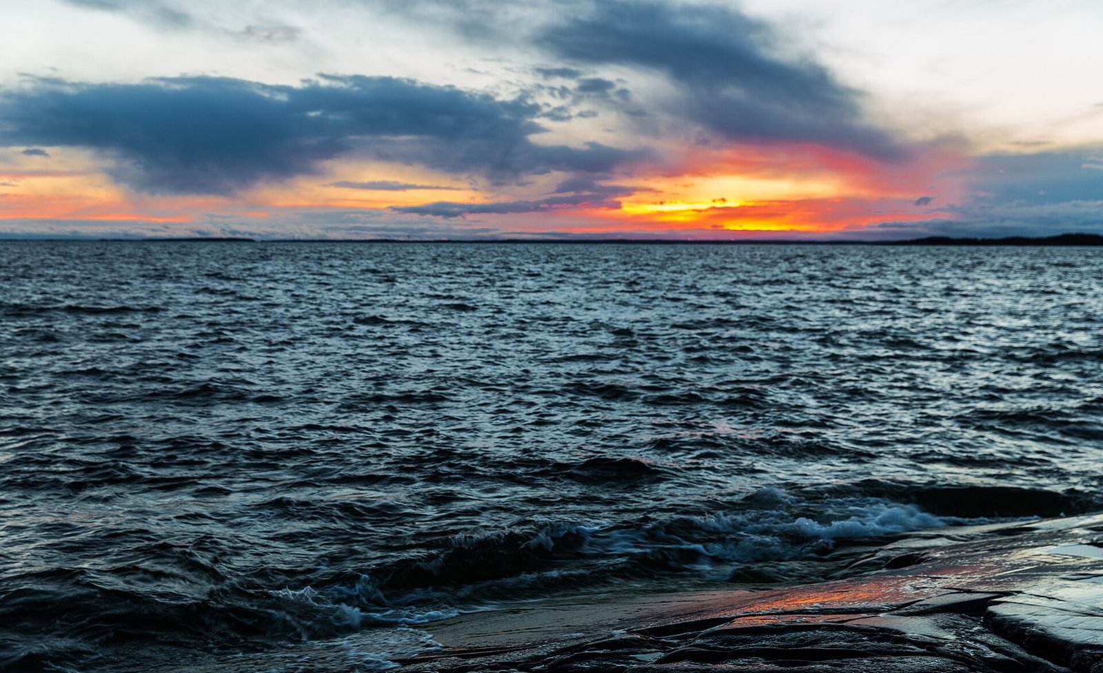 Auringonlasku meren yllä Porkkalanniemellä