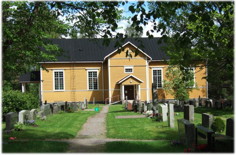 Keltainen puukirkko hautausmaan keskellä