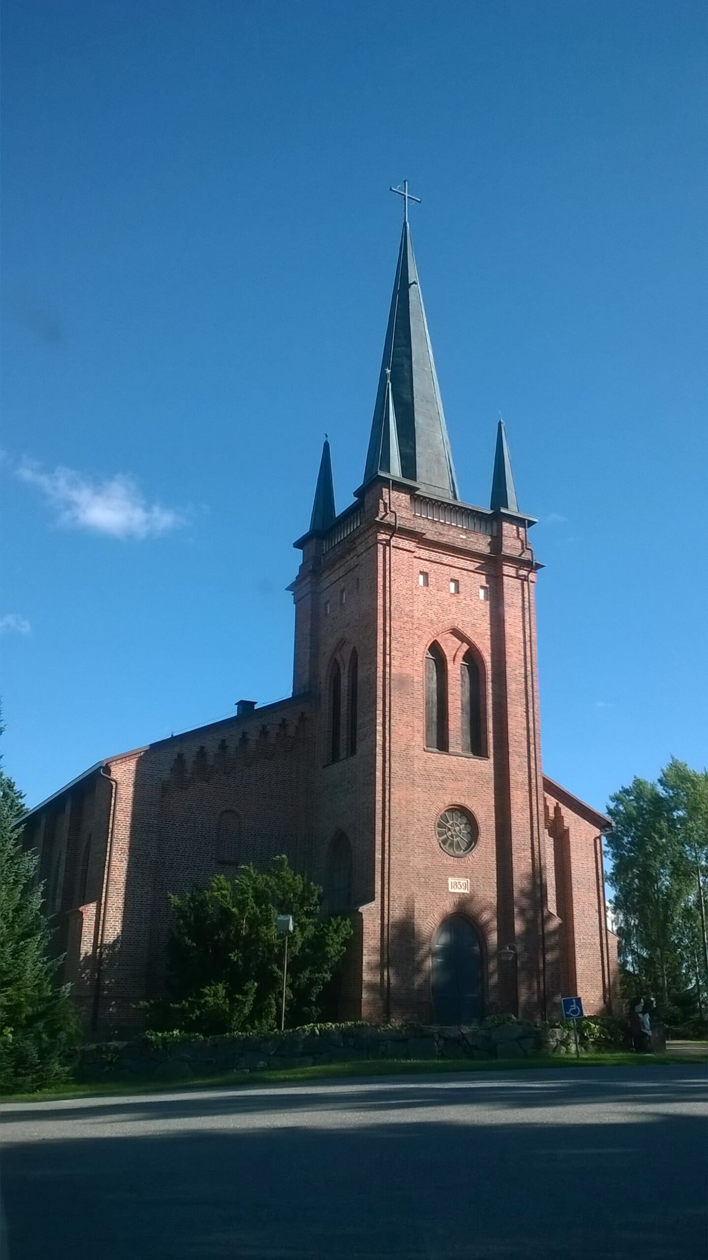 Someron uusgoottilainen punatiilinen kirkko ja korkea torni