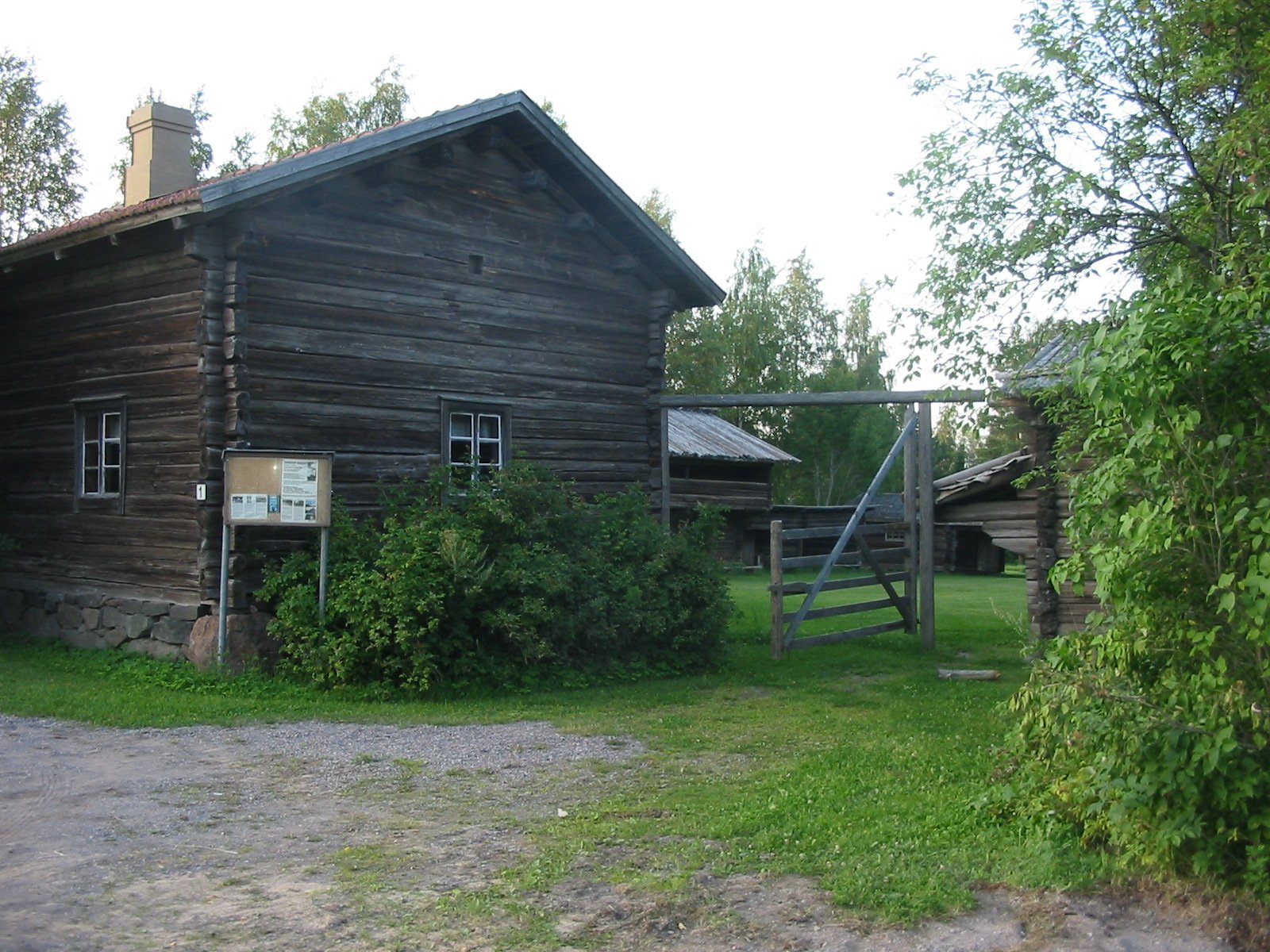 Hirsinen museorakennus ja pihapiiri Jaatilanjoen rannalla