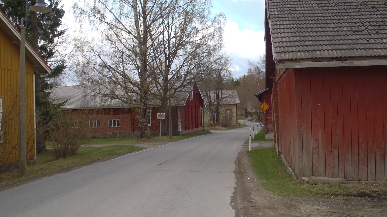 Teuron kylän raittia ja vanhoja puurakennuksia kesällä