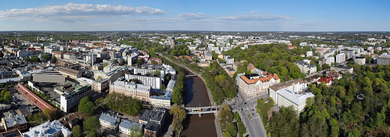 Aurajoki halkoo Turun keskustaa, ilmakuva jokirannasta