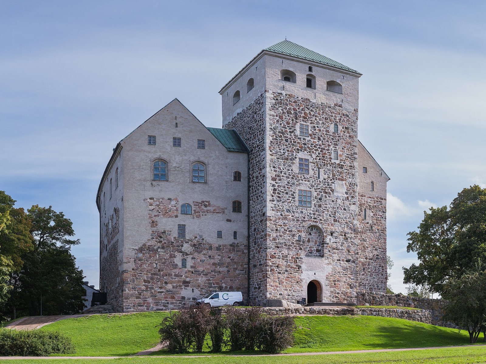 Harmaakivinen Turun linna vihreällä vallilla