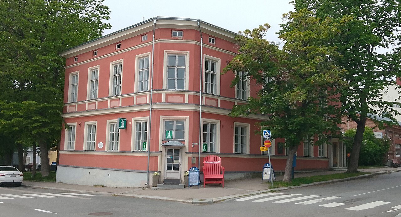 Vaaleanpunainen empiretyylinen raatihuone kadunkulmassa