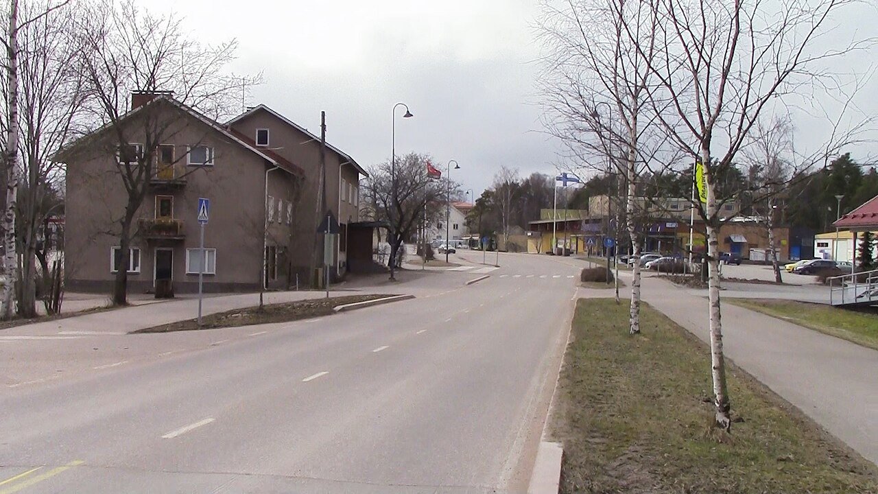 Vinkkilän kylänraittia ja liikerakennuksia