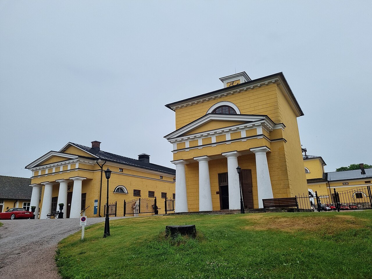 Wiurilan kartanon keltainen päärakennus