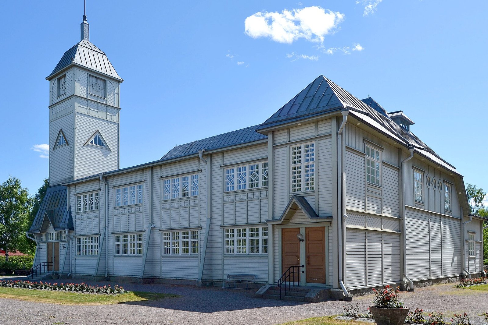 Valkoinen jugendtyylinen Ypäjän kirkko ja sen kellotorni