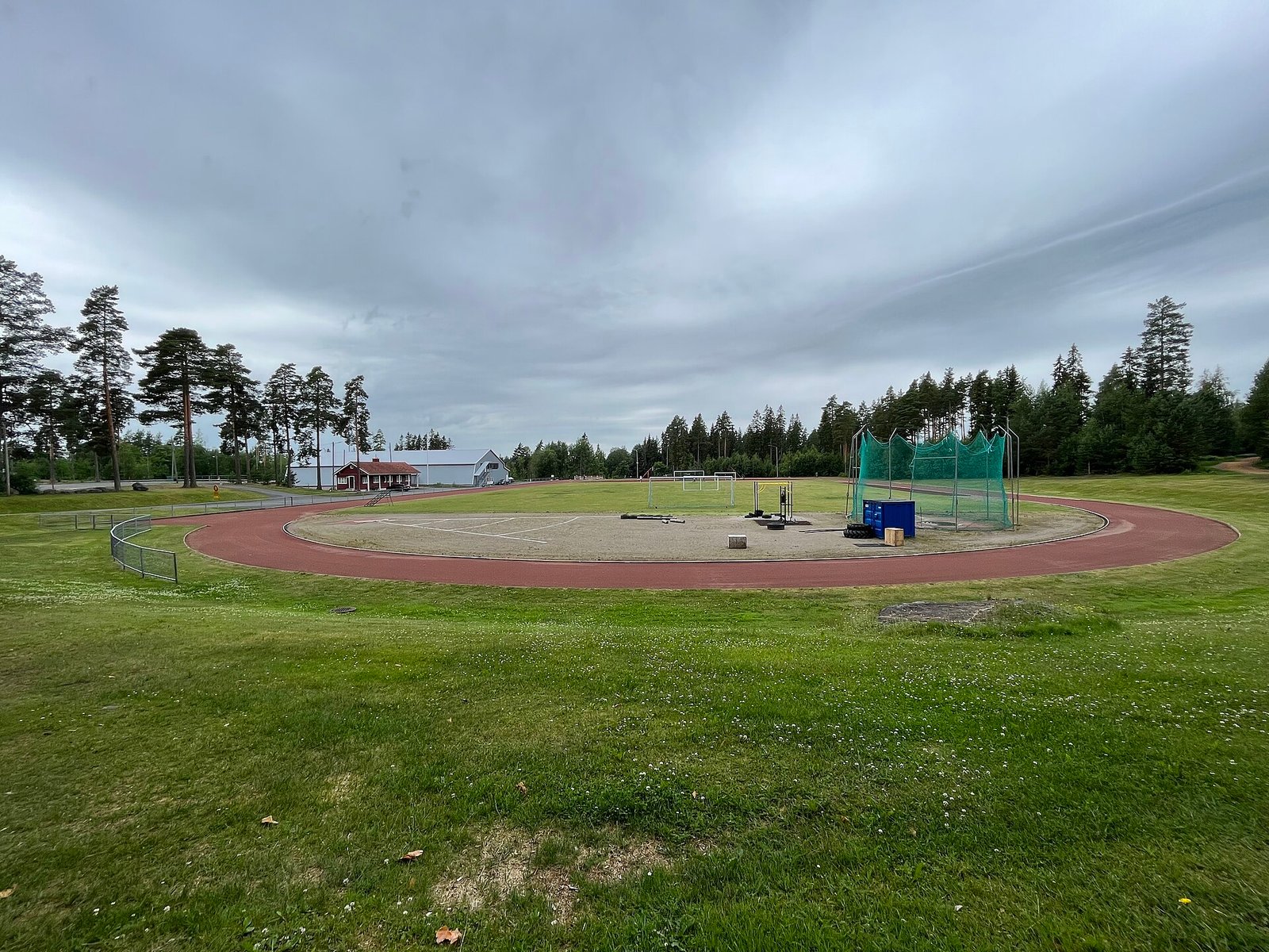 Yleisurheilukenttä juoksuradalla Pertunmäen liikuntapuistossa