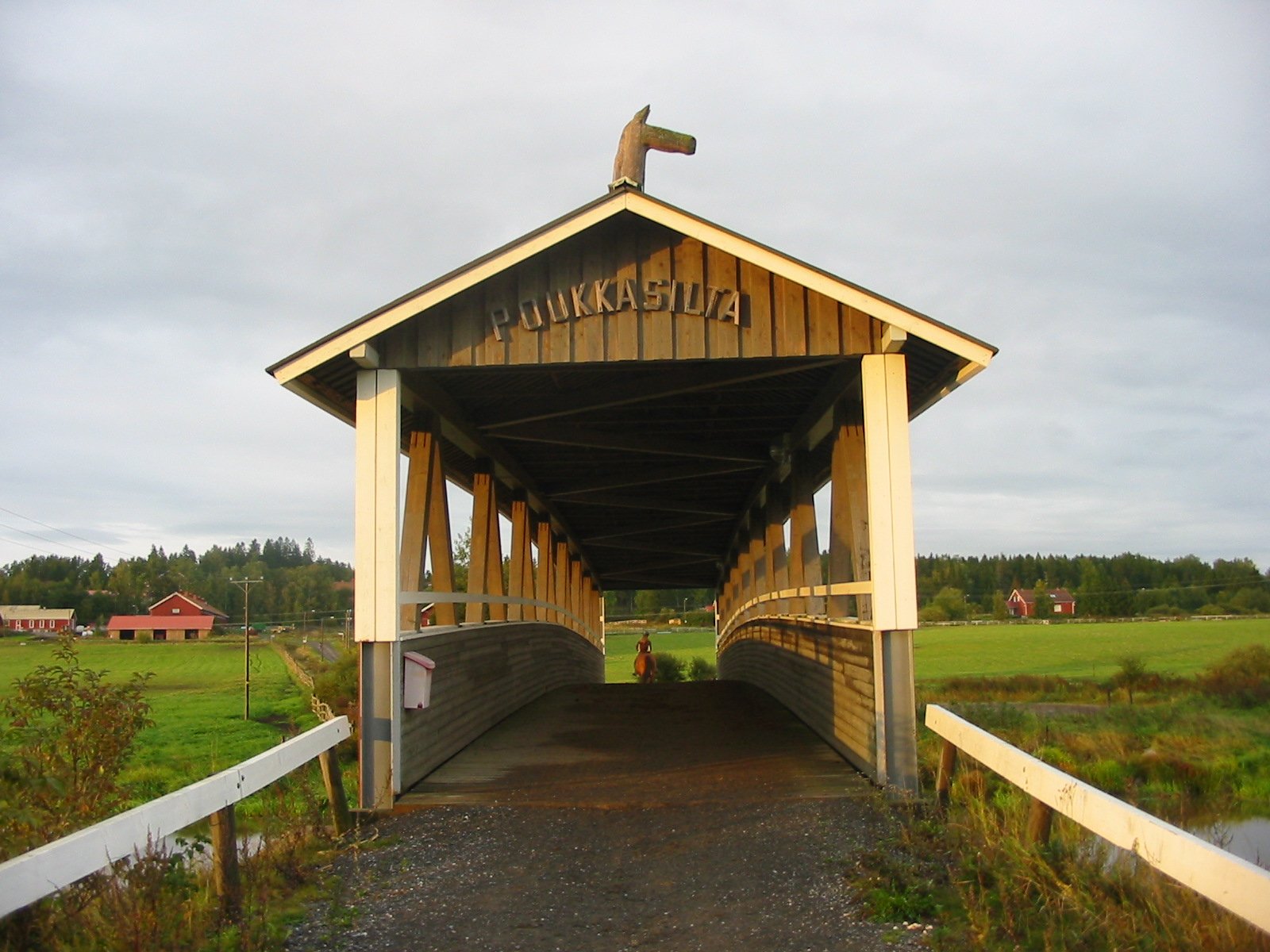 Katettu puusilta Poukkasilta Ypäjän Levän ja Kartanonkylän välillä